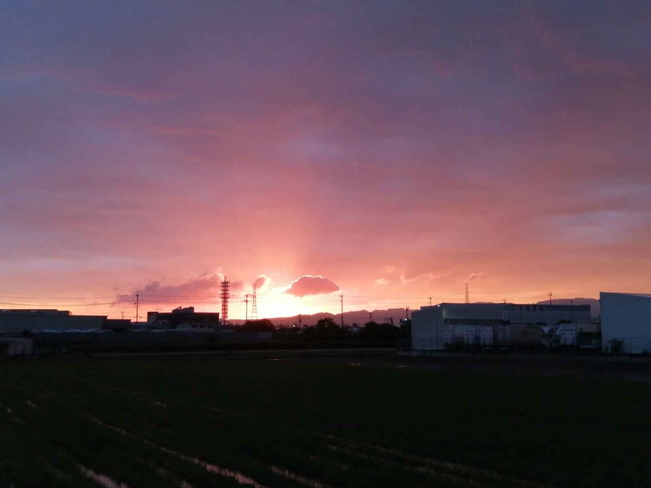 雨がたくさん降った今日の夕方 夕焼けが見えた 21年5月21日 高槻network新聞 雨がたくさん降った今日の夕方 夕焼けが見えた 21年5月21日 高槻network新聞