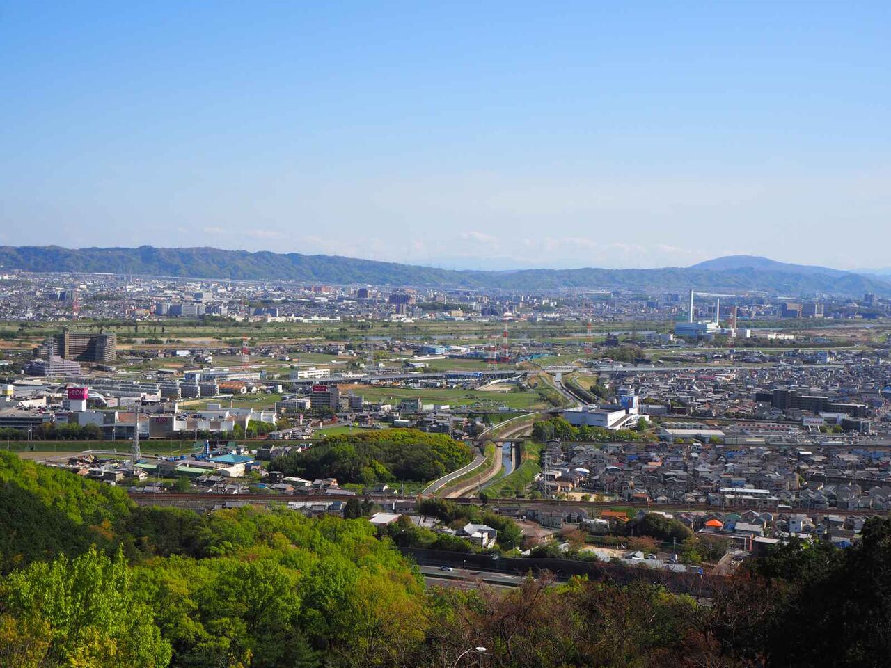高槻市公園墓地から見た安満遺跡公園 その他の景色を眺めてみる 2021年4月 : 高槻Network新聞