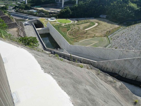 20240817安威川ダム階段 (3)