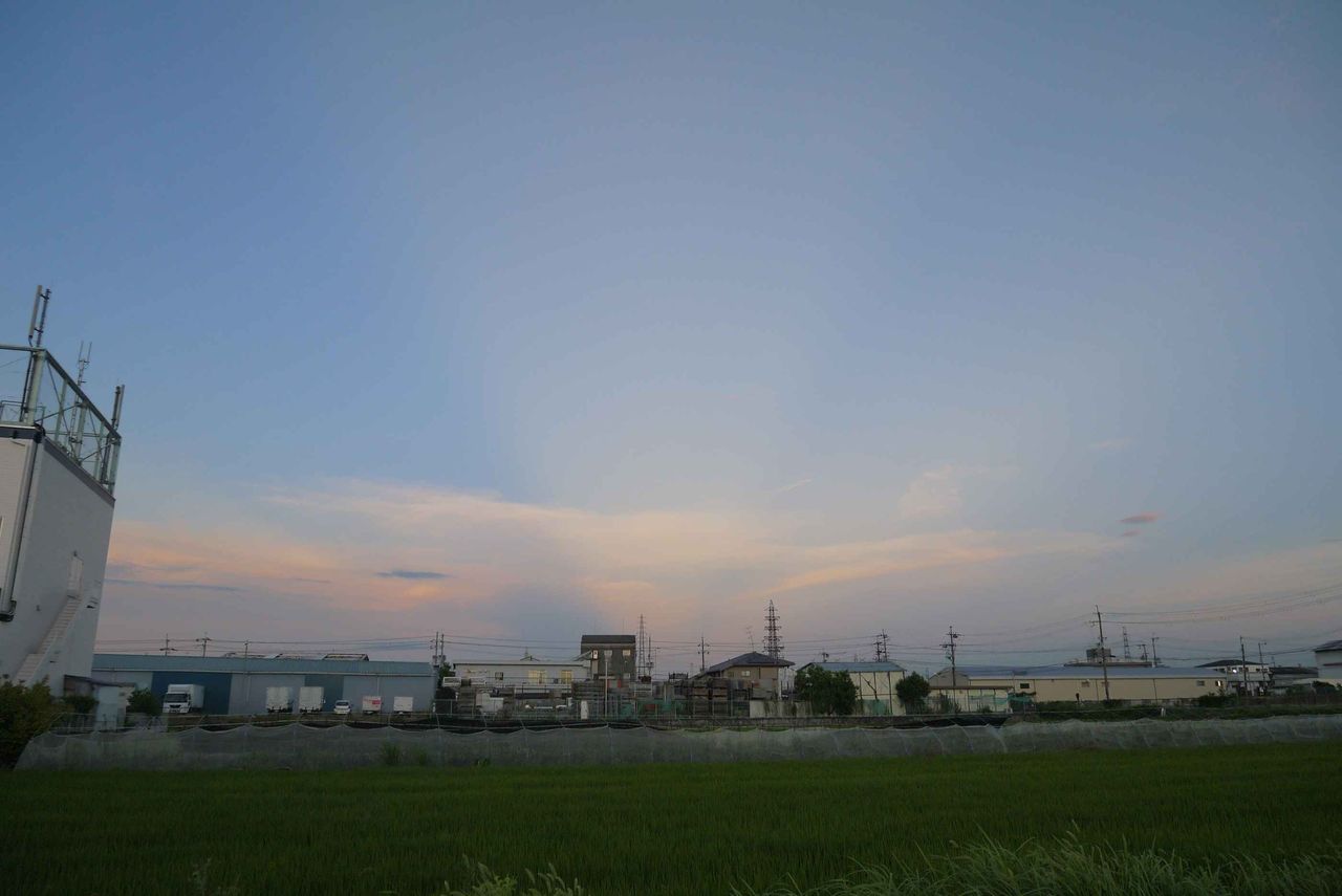 昨日の夕焼けもきれいだった 直線状の光線はの反薄明光線と言われるものらしい 追記 19年8月7日 高槻network新聞 昨日の夕焼けもきれいだった 直線状の光線はの反薄明光線と言われるものらしい 追記 19年8月7日 高槻network新聞