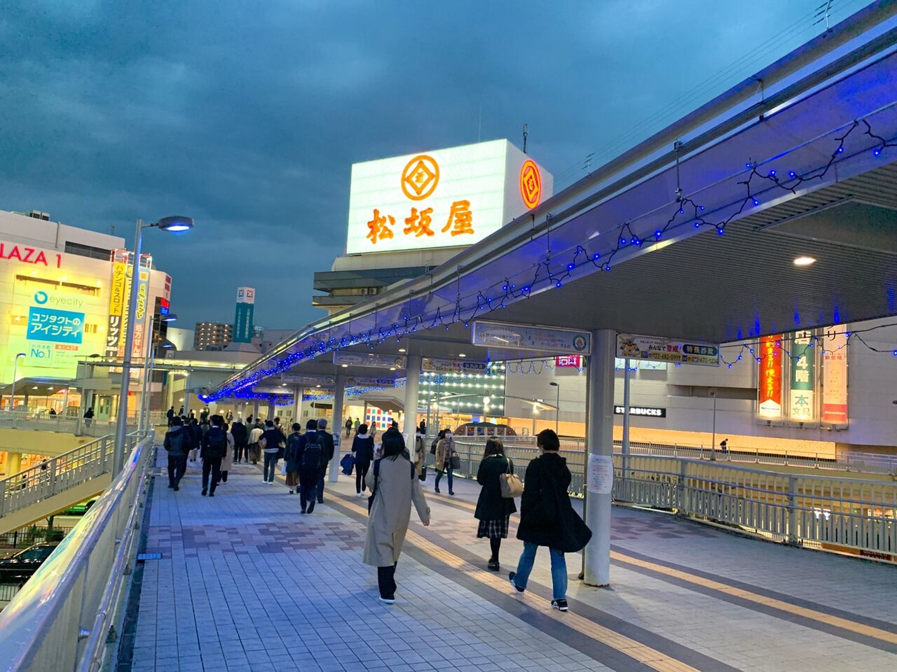 Jr高槻駅から南の通路沿い 屋根に青色のライトアップがなされていた 8日まで 高槻network新聞 Jr高槻駅から南の通路沿い 屋根に青色のライトアップがなされていた 8日まで 高槻network新聞