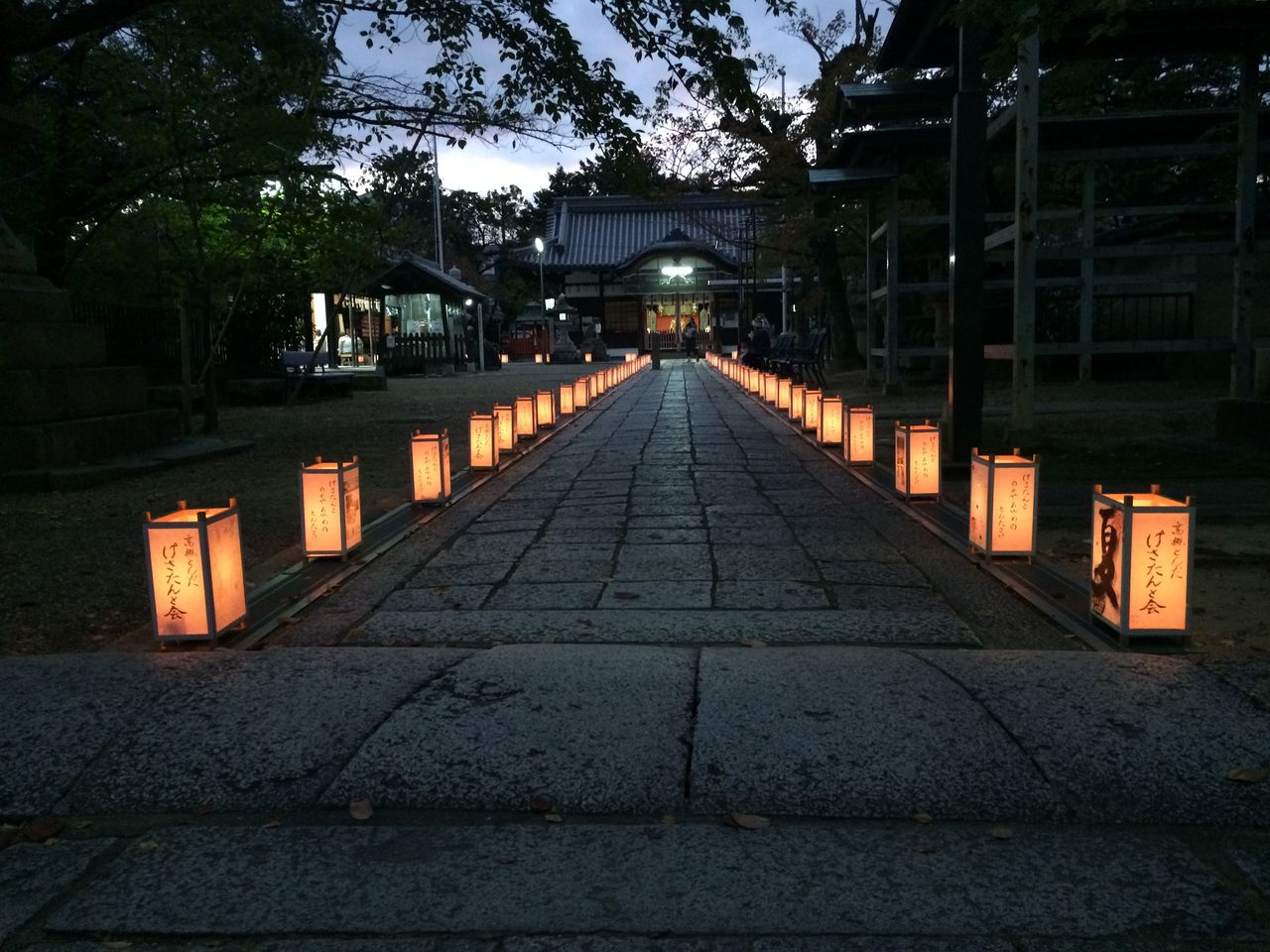 本照寺 三輪神社の灯篭点灯を覗いてきた 高槻network新聞 本照寺 三輪神社の灯篭点灯を覗いてきた 高槻network新聞