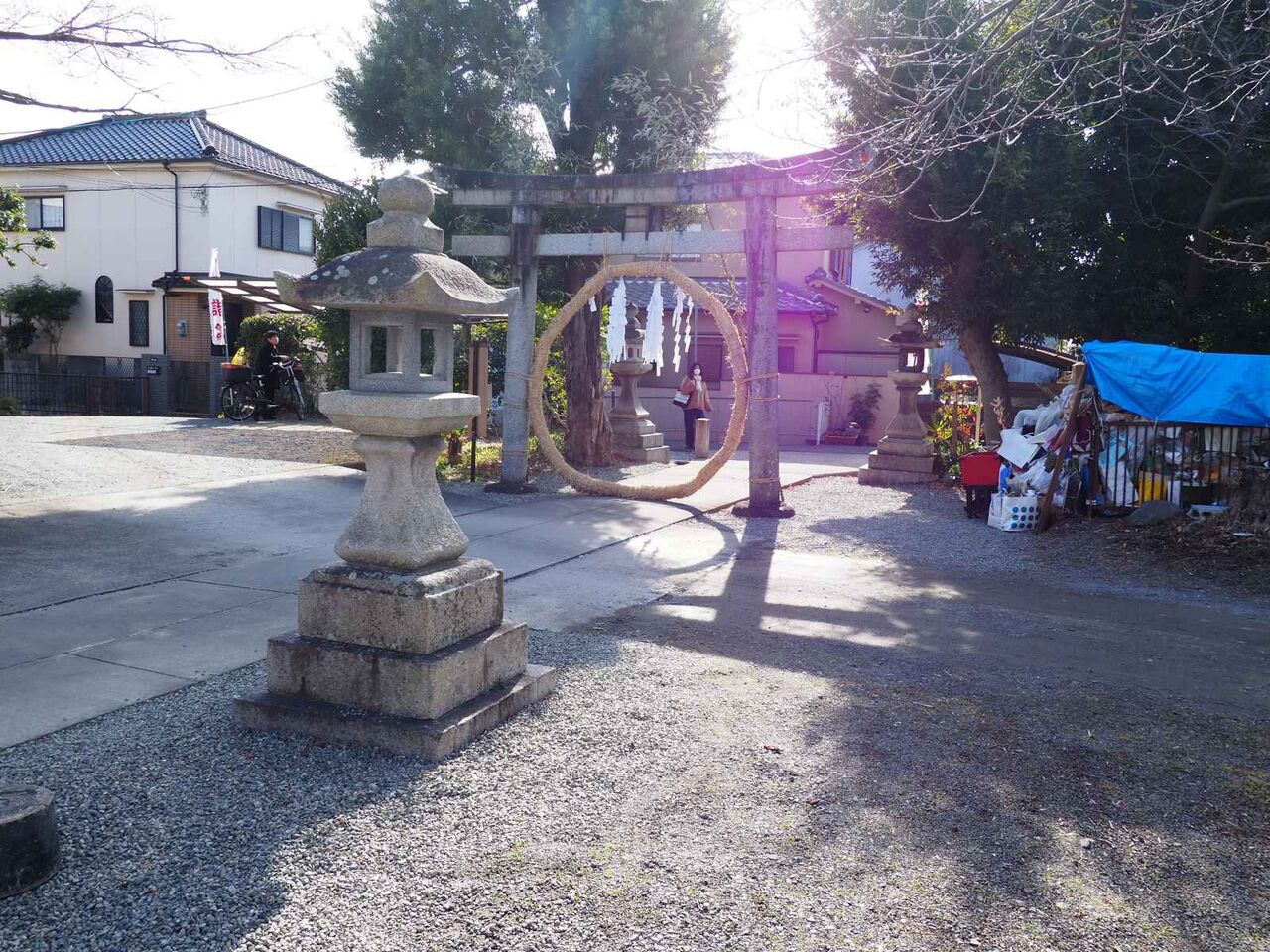 宮之川原元町 神服神社のとんど行事 清福寺の阿久刀神社では茅の輪が外されていた