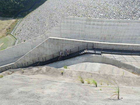 20240817安威川ダム階段 (2)