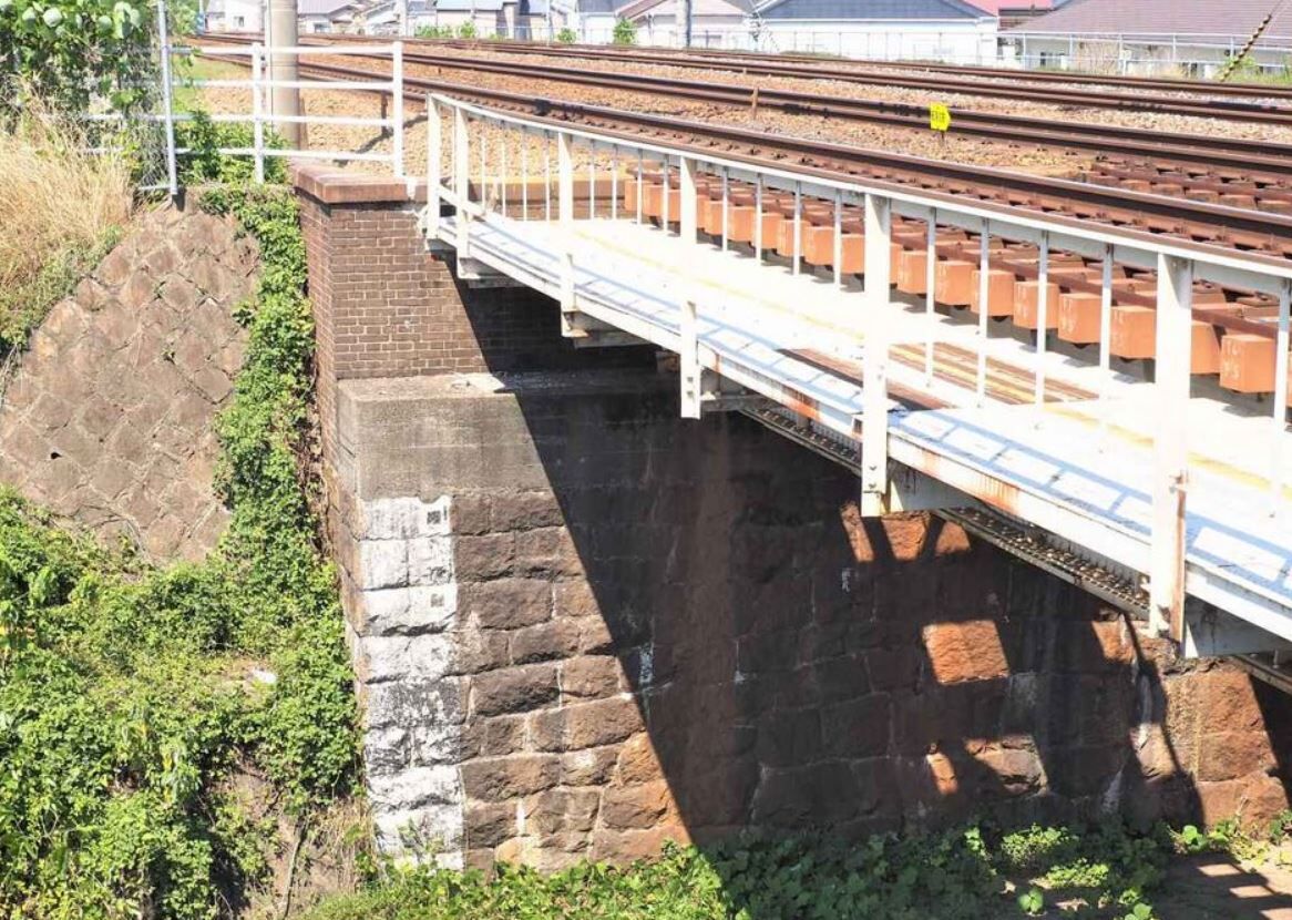 芥川の鉄橋の橋脚を改めてじっくりと眺めてみる、、やはり高槻城の石垣が使われている! : 高槻Network新聞