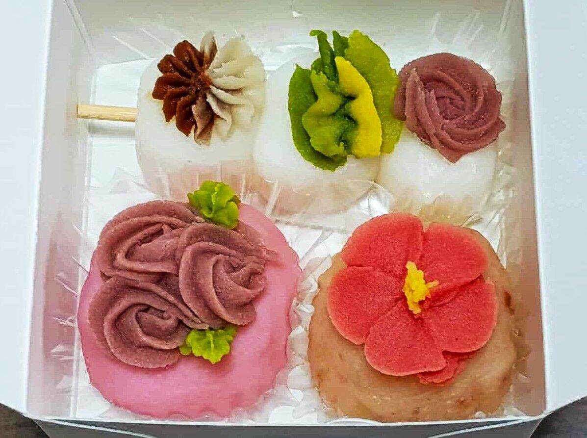野見神社への通り沿い フラワーおはぎの専門店 oh!huggy!!高槻店