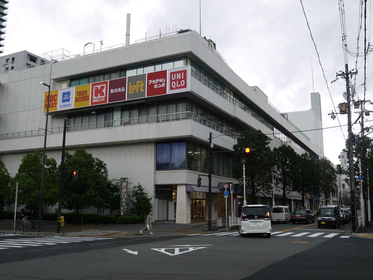 西武高槻店 来年19年10月から高槻阪急という名前に変わるみたい したがって今年の西武の優勝セールはないらしい 高槻network新聞