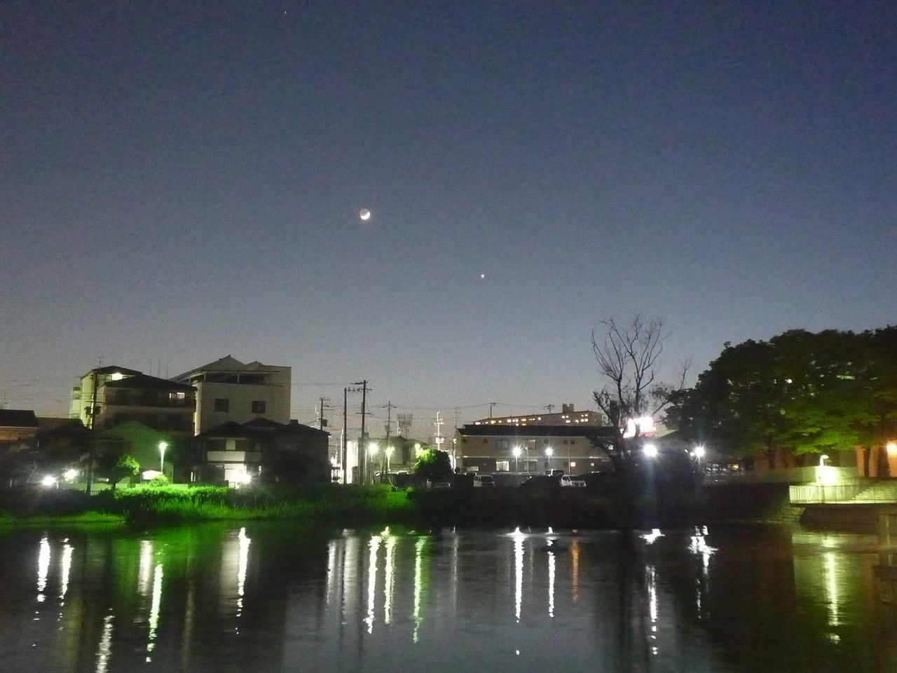 小寺池と月と金星 金星が西の空に戻ってきた 2018年4月18日 高槻network新聞