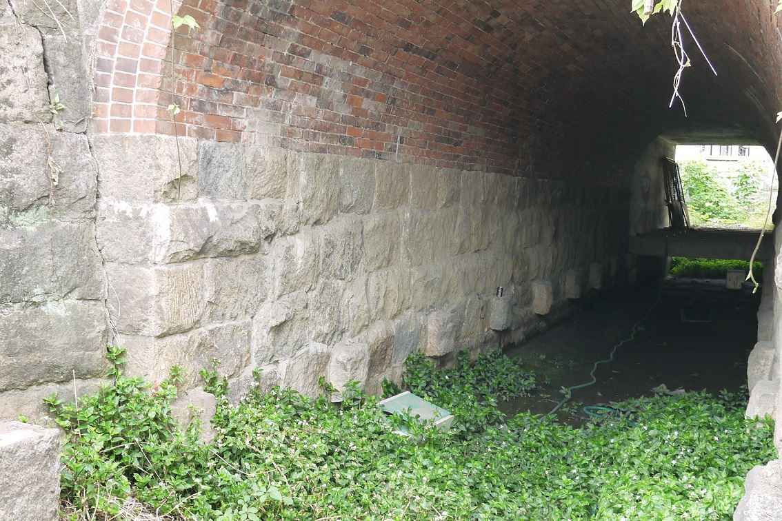 水路用で最大のレンガトンネル ここも高槻城の石垣石が転用されてる 国道171号線ガード西 高槻network新聞 水路用で最大のレンガトンネル ここも高槻城の石垣石が転用されてる 国道171号線ガード西 高槻network新聞