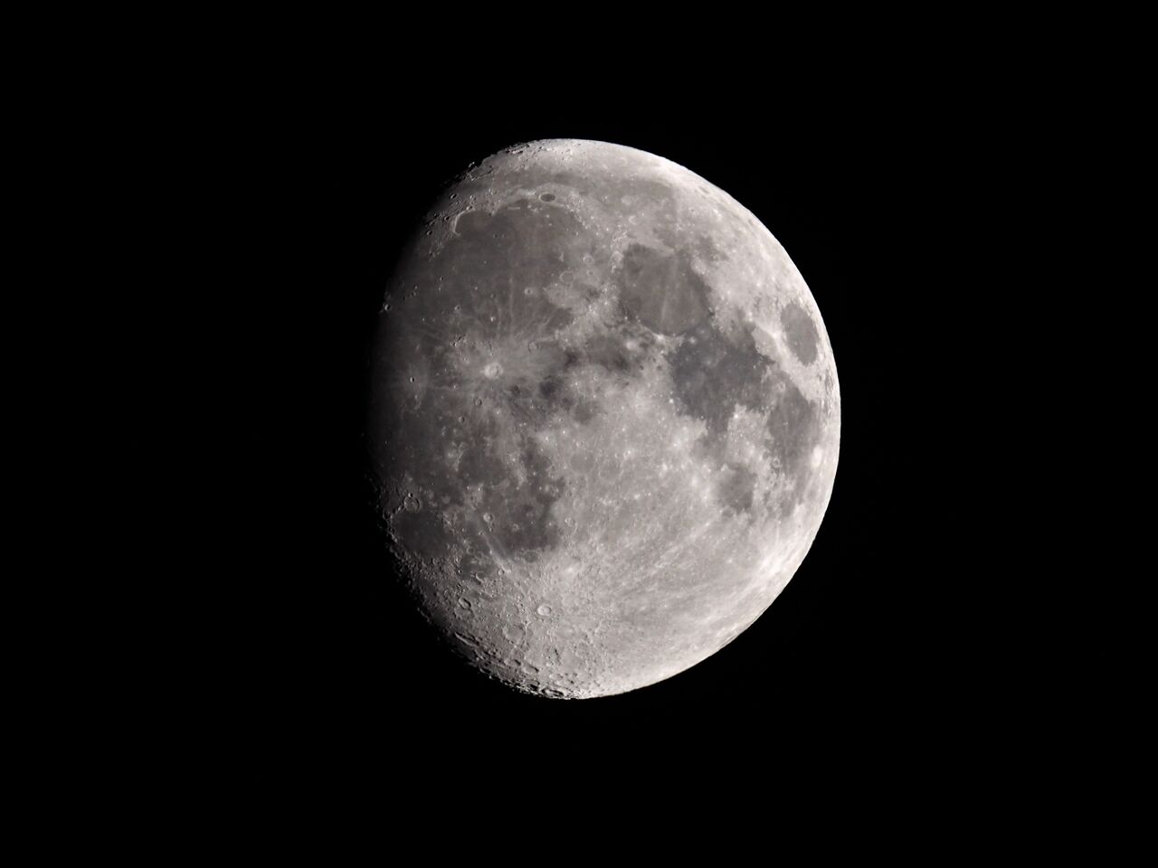 高槻の夜空 上弦の月を撮影してみる 2023年5月31日 : 高槻Network新聞 高槻の夜空 上弦の月を撮影してみる 2023年5月31日 : 高槻Network新聞