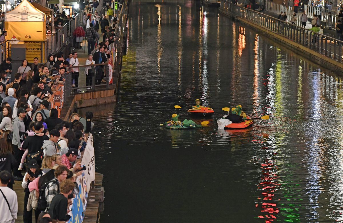 【大阪】道頓堀にカッパ出現、大阪府警が追い払う　阪神CS突破で700人警備