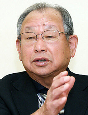 阪神・岡田監督に吉田義男氏から功労賞贈呈　４年ぶりＯＢ会懇親会で日本一報告