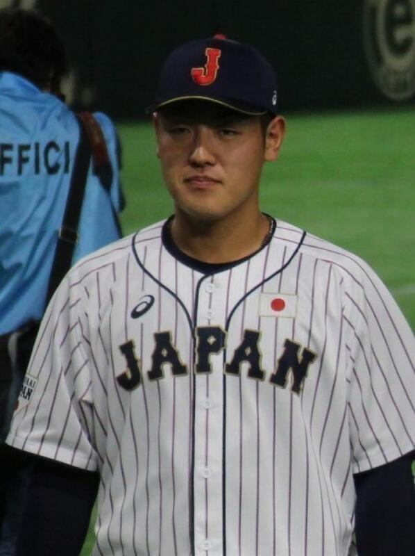 阪神、球宴後の集合写真にカメラ目線の巨人・岡本？「なんでいるんだ」驚きの声、阪神勢との交流は他にも