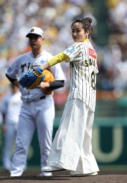 “二刀流”藤間爽子、甲子園で初登板　背番号8の虎ガール姿で