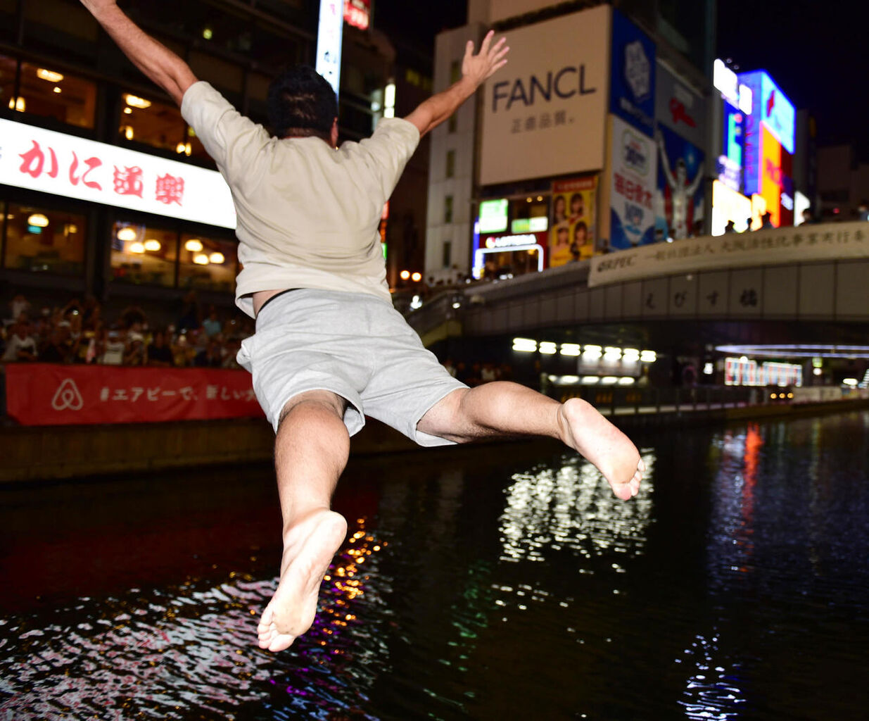 阪神38年ぶり日本一で…「なぜタイガースファンは道頓堀川に飛び込むのか？」背景に「東京への対抗心」精神科医が徹底分析