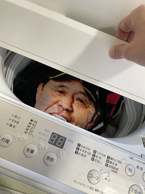 洗濯機の中から阪神の岡田監督……!?