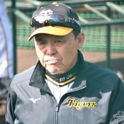 【異変】阪神が優勝したとたんに岡田彰布監督がなめている「パインアメ」が買えなくなった