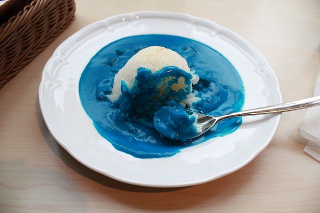 青い絵の具にしか見えないっ 食欲減退ブルーカレー 350mlの自由気ままなブログ