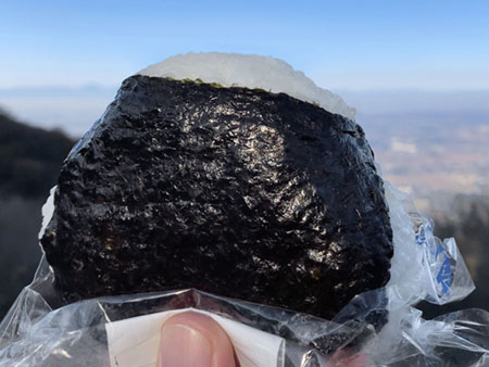 筑波山「セコマの超でっかいおにぎり」 : 「全国イイ味ハマル味」