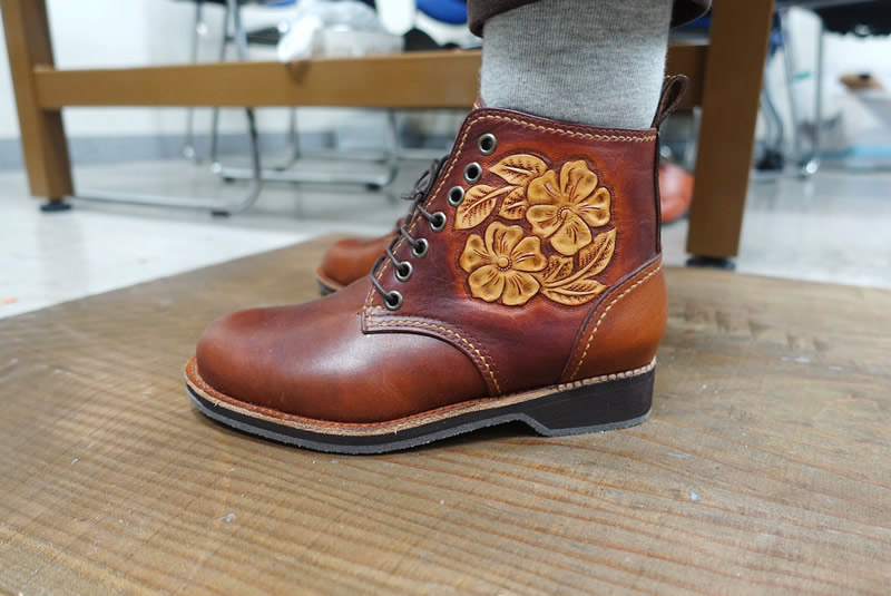 レザーカービング ブーツ型 ゴミ箱 皮 カービングのチャッカーブーツ