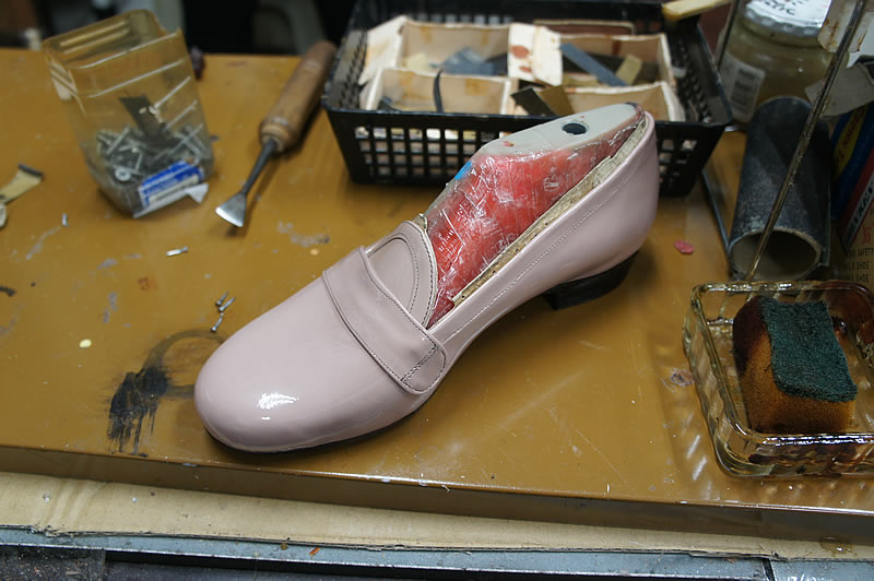 エナメルのローファー いよいよ木型から外すところです 靴の自作工房hiro 趣味コース