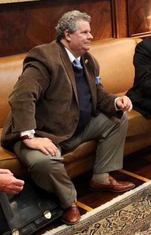 スーツ姿の ぽっちゃりさんの もっこり股間 親父の縁側