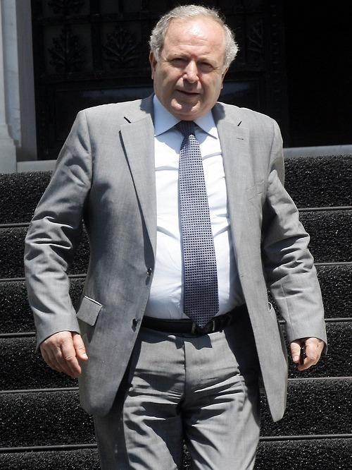 スーツ姿の 熟年さんの 股間もっこり 親父の縁側