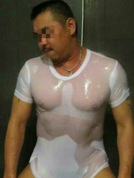 濡れたtシャツから 透けた乳首 親父の縁側