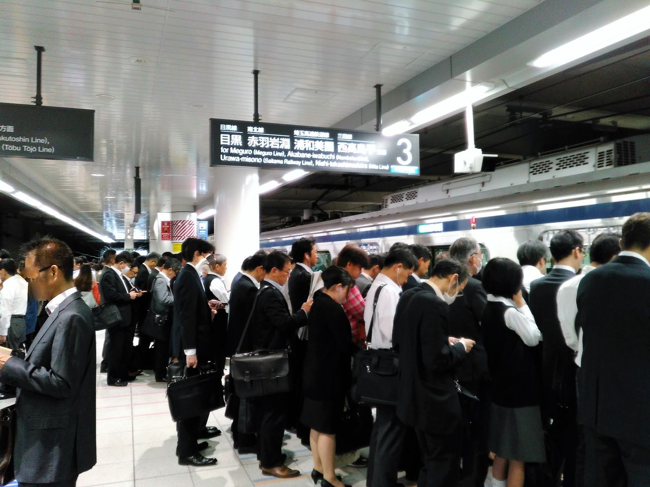 東急目黒線 その6 朝ラッシュ 日吉駅で目黒線を待つ乗客が密集 Shinoの鉄道ブログ