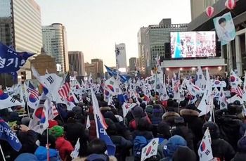 【朝鮮日報】今年最後の太極旗集会に1万3000人、文在寅政権を激しく批判「今や政治革命が起ころうとしている」[12/31]