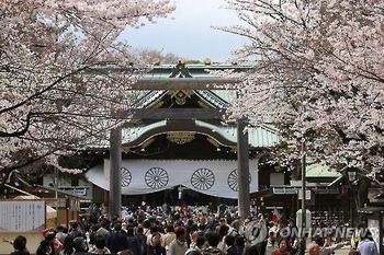 【靖国神社】 「靖国のサクラ」に酔う日本人、背筋が寒くなる歴史は忘れたか～韓中との歴史認識格差憂慮[04/02]