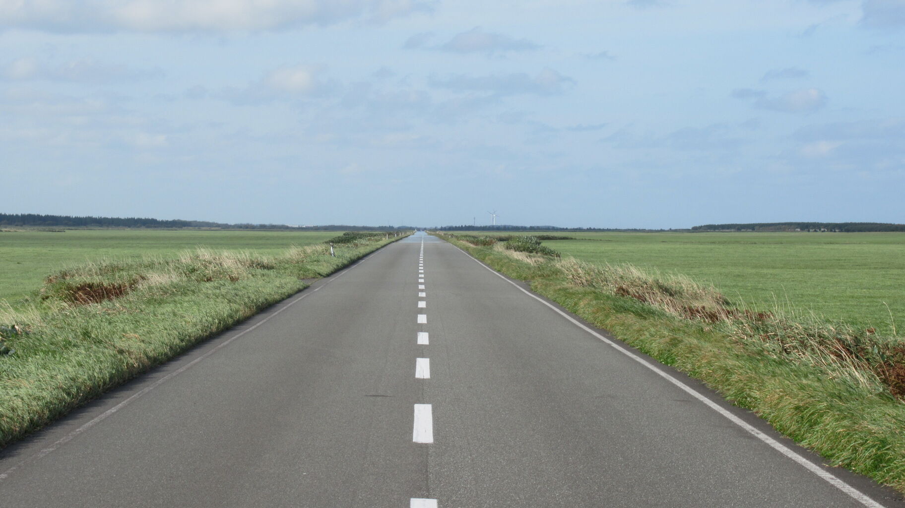 真 っ白な道と真 っすぐな道 白い道とエサヌカ線 稚内市 猿払村 北海道の東方から