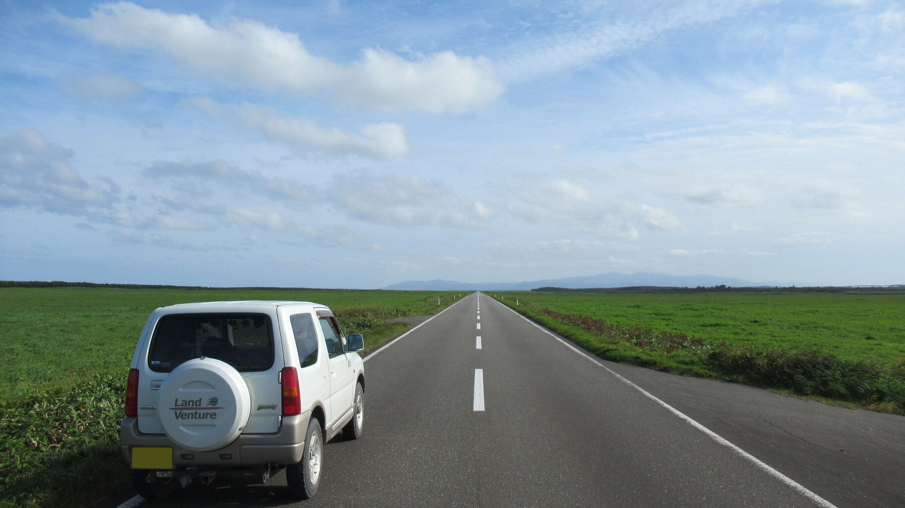真 っ白な道と真 っすぐな道 白い道とエサヌカ線 稚内市 猿払村 北海道の東方から