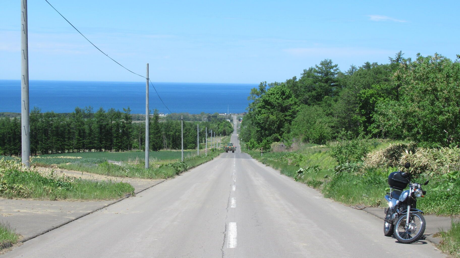 天に続く道 海へ続く道 斜里町 北海道の東方から