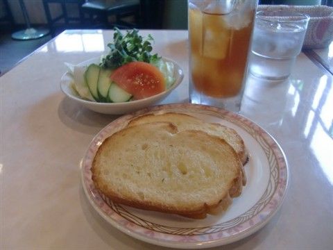 サービスのトーストとドリンク