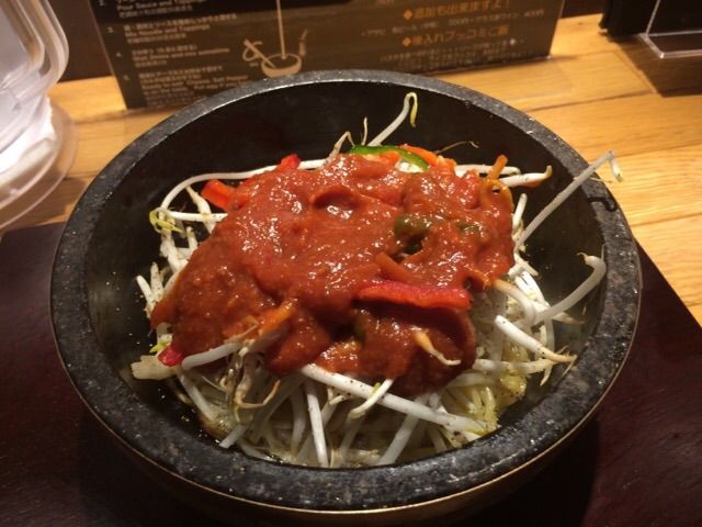 メガ盛りもやしのナポリタンにソースを投入!