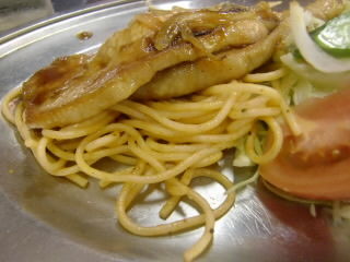 しょうが焼きにも付け合せのナポリタン