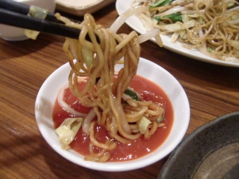 珍宝軒で焼きそばケチャップ付け