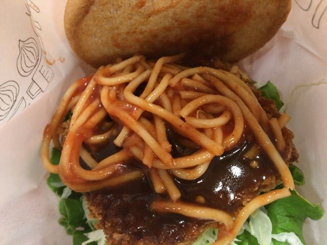 カツの上にナポリタン!