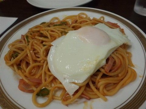 ナポリタンに目玉焼きを乗せて♪