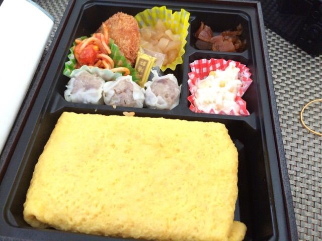 洋食弁当を開ける