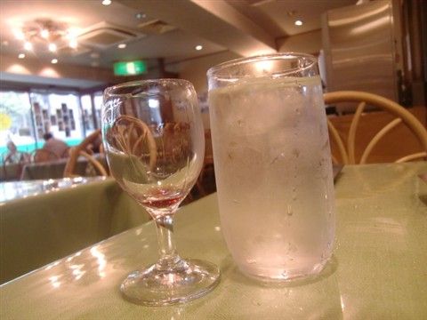 ミニワインは一口で飲み干せます