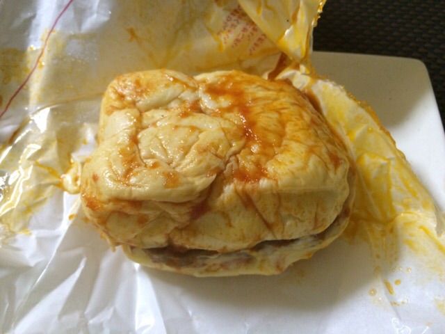 モスバーガーのぬれバーガーナポリタン風味を開ける