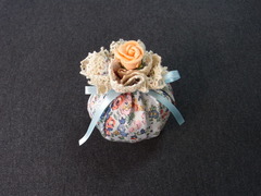 ラベンダーのサシェ(古いハンカチーフを利用)