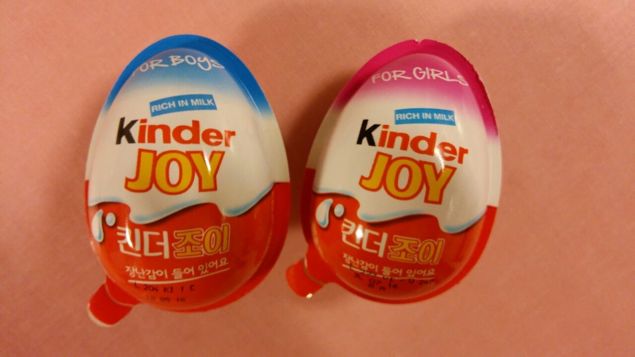 子供へのお土産にオススメ 日本では販売終了していた卵型チョコ キンダーサプライズが新しくなっていた 韓国 グルメハンティング