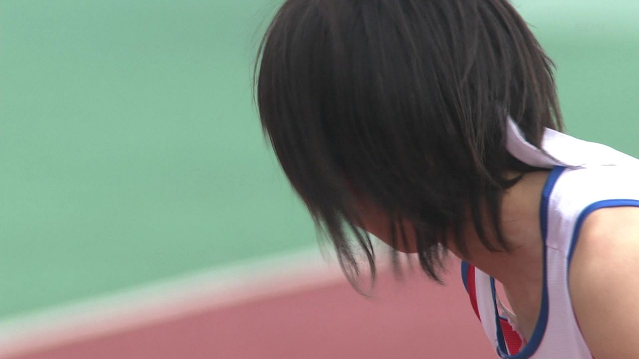 陸上競技 ブラチラ 女子陸上競技でブラ紐が浮いて胸チラするエロショットwww : エロキャプちゃんねる