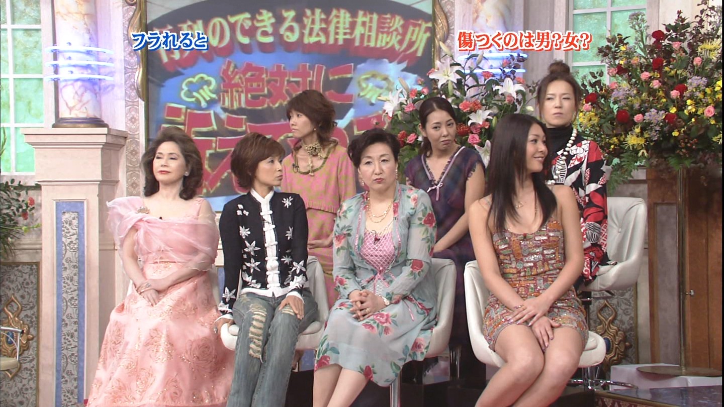 Tvで知花くららがミニスカワンピでエロい生足みせながらパンチラwww エロキャプちゃんねる