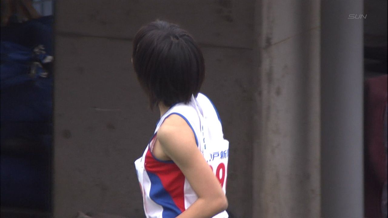 陸上競技 ブラチラ 女子陸上競技でブラ紐が浮いて胸チラするエロショットwww : エロキャプちゃんねる