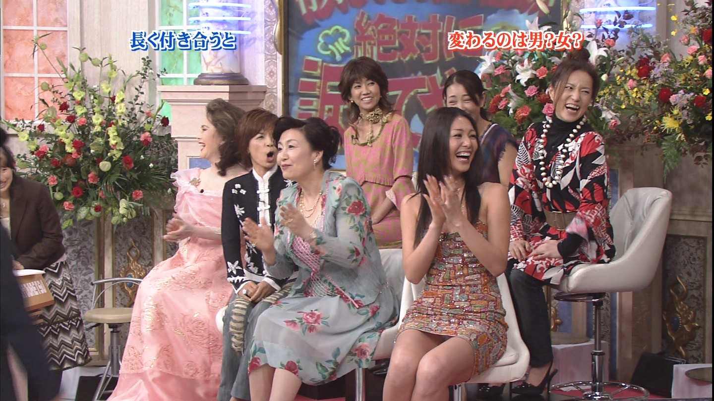 Tvで知花くららがミニスカワンピでエロい生足みせながらパンチラwww エロキャプちゃんねる