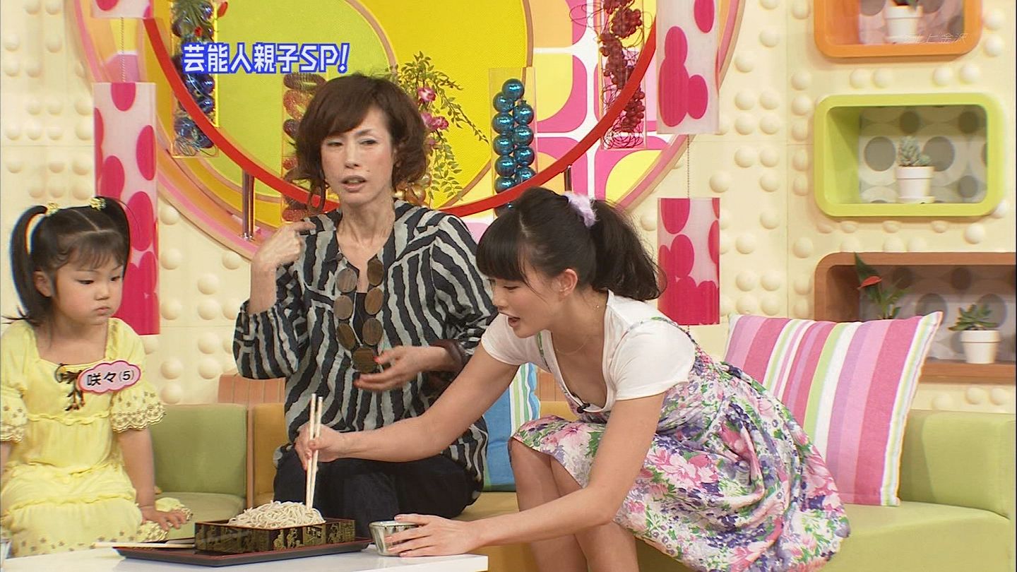 Tvで臼田あさ美のおっぱいの谷間が見えまくりwww エロキャプちゃんねる